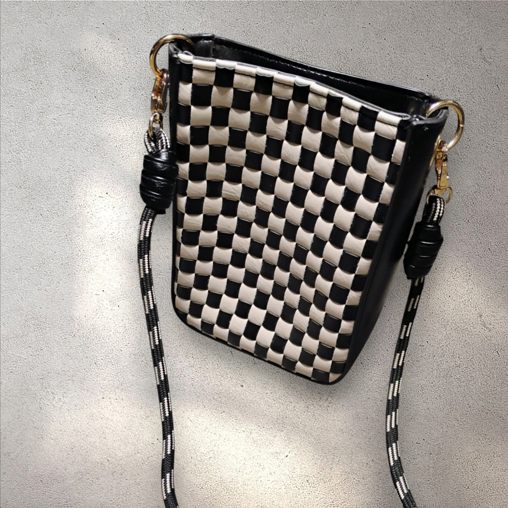 Stylish Black and White Vegan Leather Universal Threads  Women's Crossbody Bag - Picture 3 of 10